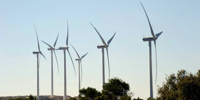 WindEurope: Τι χρειάζεται να γίνει με το ρυθμιστικό πλαίσιο ώστε να αναπτυχθούν οι υβριδικοί σταθμοί και να εκμεταλλευτούν την αποθήκευση