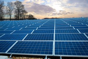BNEF: Φέτος θα εγκατασταθούν για πρώτη φορά 200 GW φωτοβολταϊκών διεθνώς – Πτωτική η τάση στις τιμές